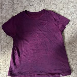 lululemon tshirt in magenta/purple!